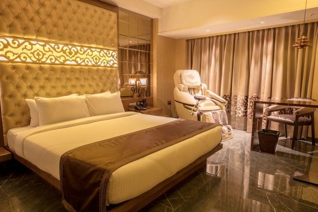 Hotel Peninsula Redpine Мумбаи Экстерьер фото