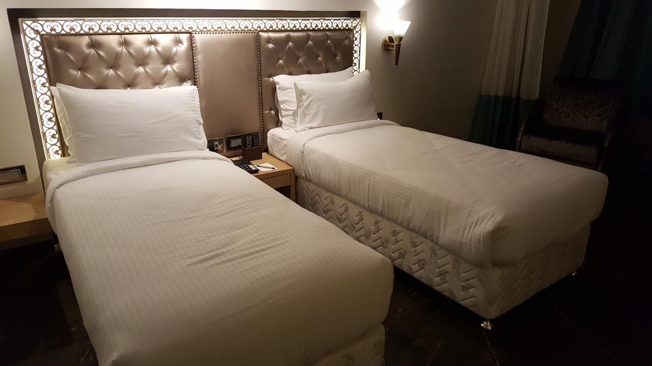 Hotel Peninsula Redpine Мумбаи Экстерьер фото