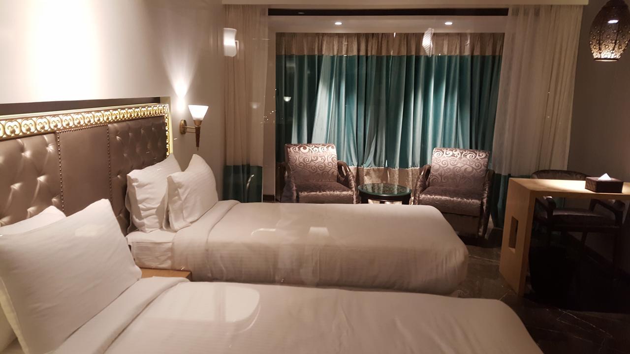 Hotel Peninsula Redpine Мумбаи Экстерьер фото