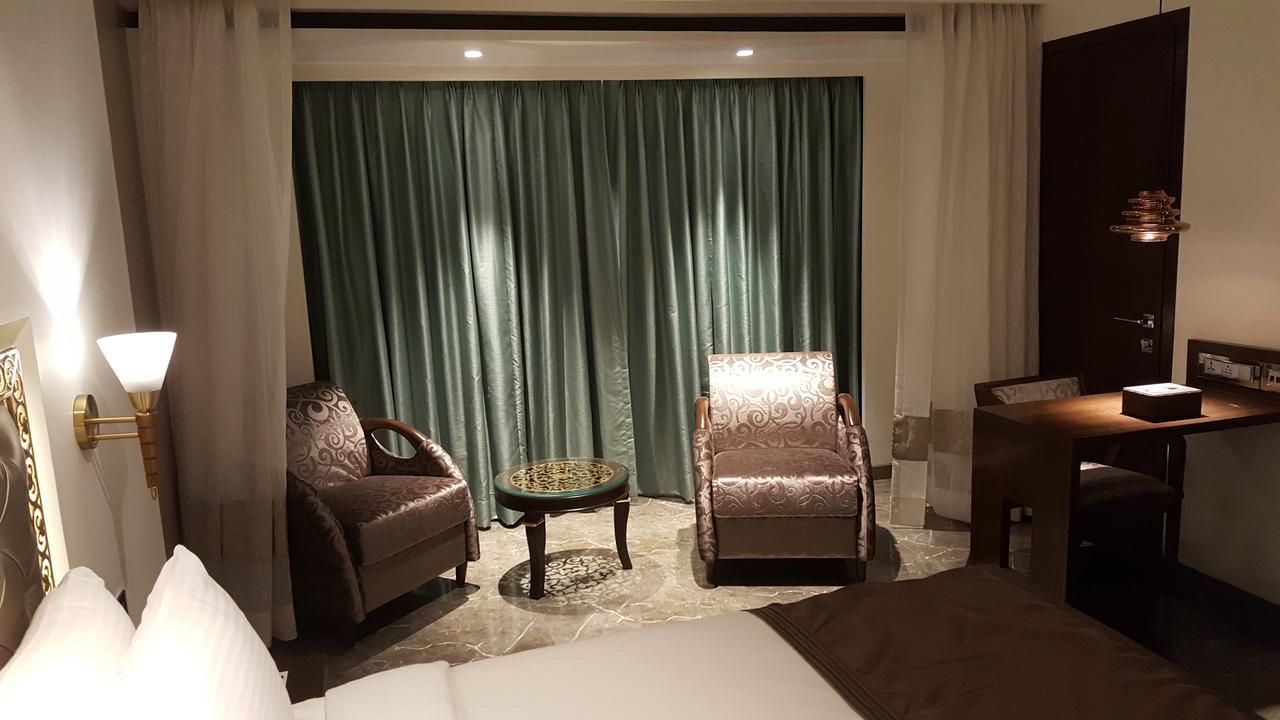 Hotel Peninsula Redpine Мумбаи Экстерьер фото