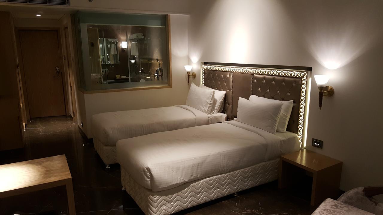 Hotel Peninsula Redpine Мумбаи Экстерьер фото