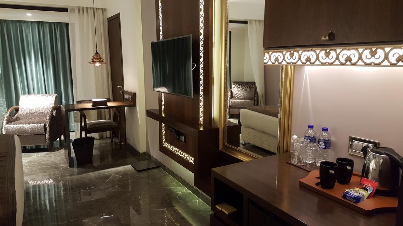 Hotel Peninsula Redpine Мумбаи Экстерьер фото