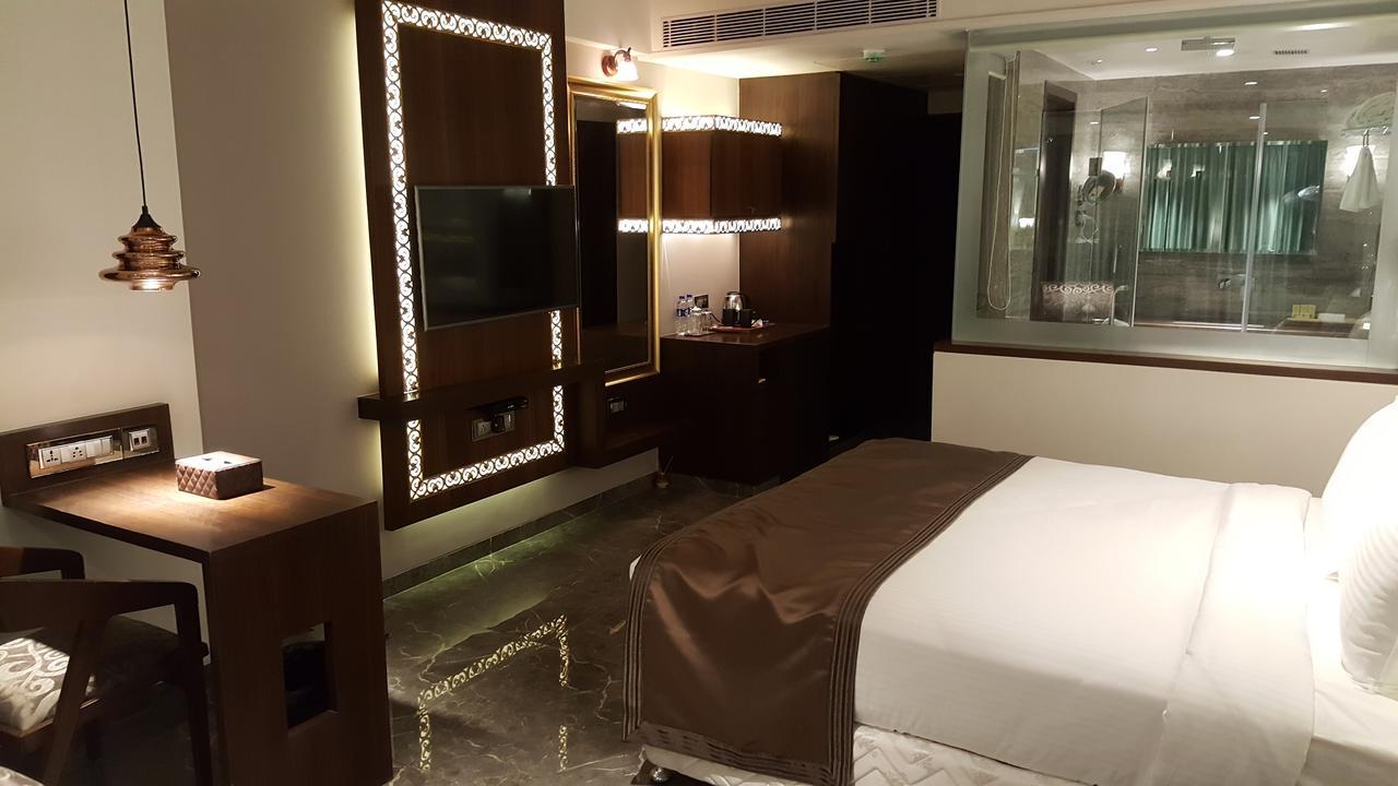 Hotel Peninsula Redpine Мумбаи Экстерьер фото