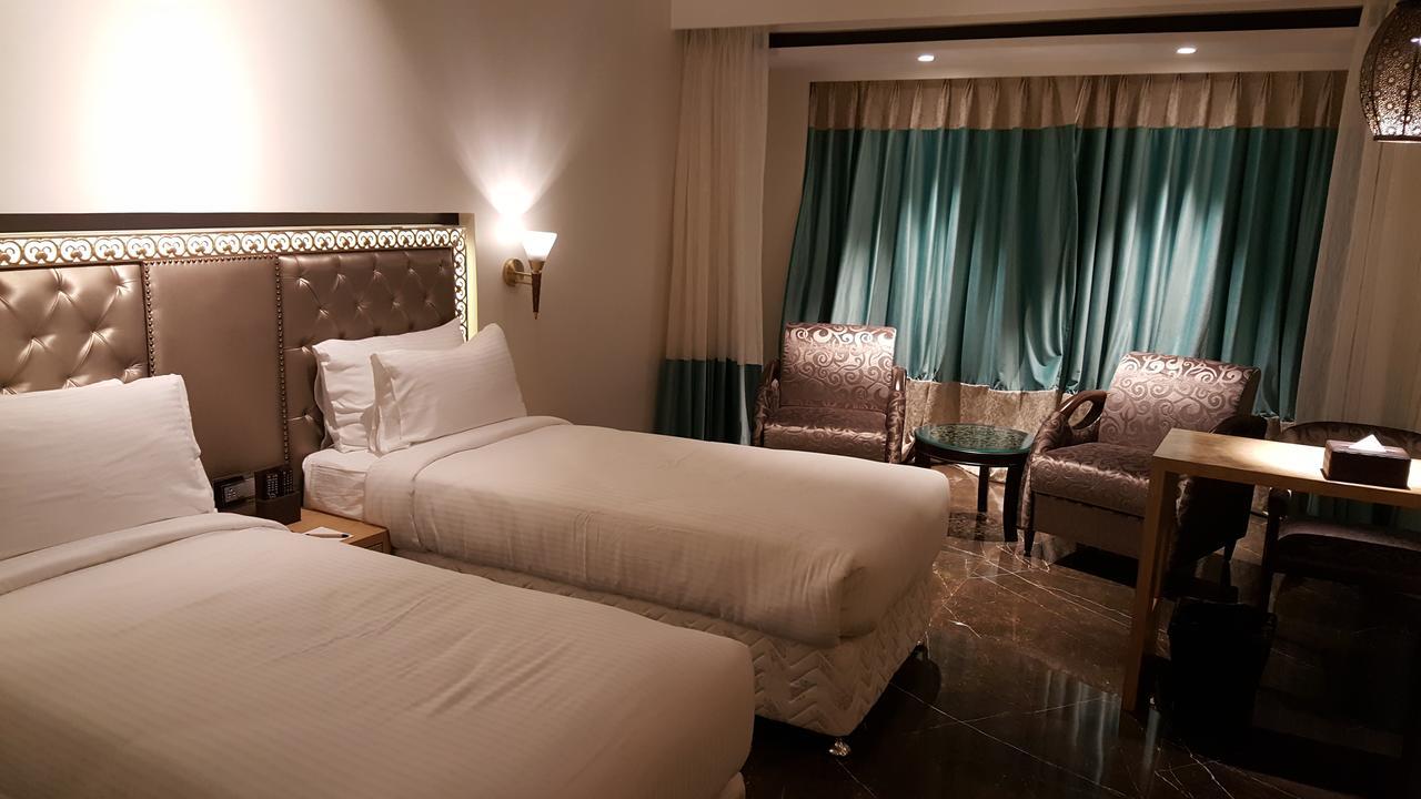 Hotel Peninsula Redpine Мумбаи Экстерьер фото