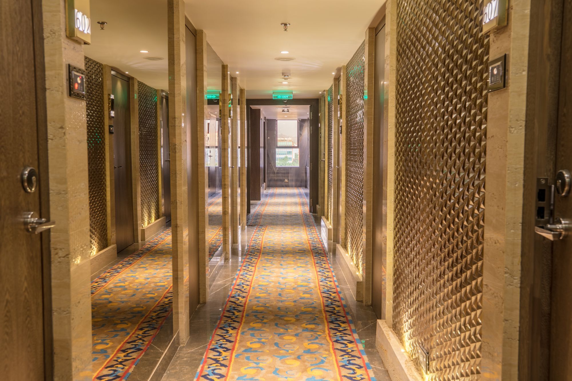 Hotel Peninsula Redpine Мумбаи Экстерьер фото